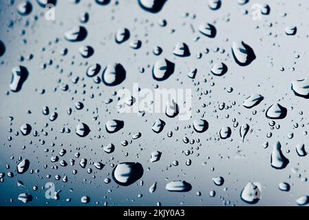 Wassertropfen auf Autofenster Stockfoto