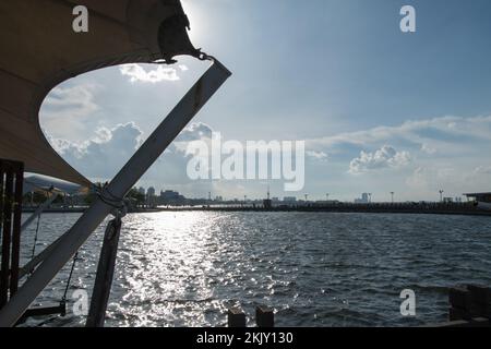 Ein Schiff überquert ein Holzschiff auf dem offenen Wasser Stockfoto