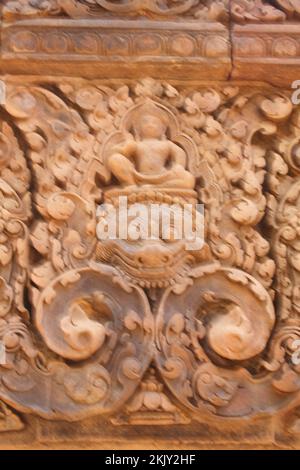 Schnitzerei (Detail) aus Pillar, Banteay Srei, Angkor, Siem Reap, Kambodscha. Stockfoto