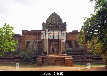 Eintritt zur Galerie, Banteay Srei, Angkor, Siem Reap, Kambodscha. Stockfoto