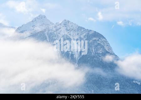 Panoramablick auf die Berge in der Nähe von Brianson, Serre Chevalier Resort, Frankreich. Skigebiet-Landschaft an klaren sonnigen Tagen. Skigebiet Mountain Hills. Verschneit Stockfoto