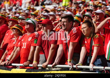 Wales-Fans schauen während des FIFA-Weltmeisterschaftsspiels Gruppe B im Ahmad bin Ali Stadium, Al-Rayyan, von der Tribüne aus zu. Foto: Freitag, 25. November 2022. Stockfoto