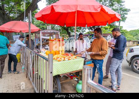 Indisches Straßenleben in Mysore, 17. September 2022. Stockfoto