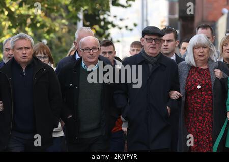 Familienangehörige von Aidan McAnespie, (von links nach rechts) Cousin Brian Gormley, Brüder Gerard und Sean und Schwester Margo, treffen mit Anhängern am Laganside Courts in Belfast ein, wo ein Urteil im Prozess gegen den ehemaligen Grenadier Guardsman David Holden erwartet wird. Der des Totschlags des 18-Jährigen beschuldigt wird, der 1988 in der Nähe eines Kontrollpunkts in Co Tyrone lag. Foto: Freitag, 25. November 2022. Stockfoto