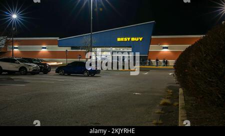 NORWALK, CT, USA - 25. NOVEMBER 2022: Besucher warten auf die Eröffnung von Best Buy am Black Friday nach Thanksgiving Day Stockfoto