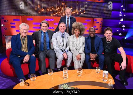 NUR REDAKTIONELLE VERWENDUNG (von links nach rechts) Ian McKellen, John Bishop, Daniel Craig, Gastgeber Graham Norton, Fleur East, Clive Myrie und Charlie Puth während der Dreharbeiten für die Graham Norton Show im BBC Studioworks 6 Television Centre, Wood Lane, London, die am Freitagabend auf BBC One ausgestrahlt werden. Stockfoto