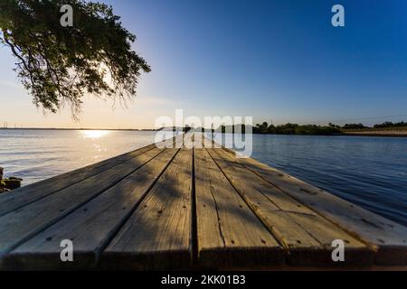 Ein hölzerner Fußweg am Indian River in Cocoa, Florida Stockfoto