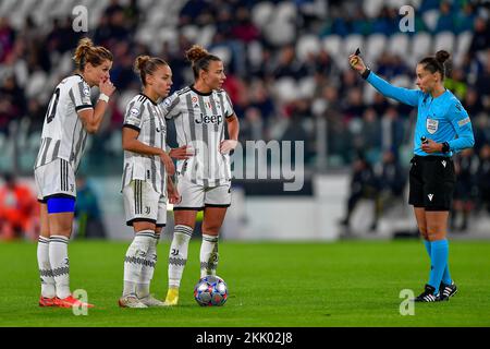Turin, Italien. 24.. November 2022. Ringrichter Iuliana Demetrescu im Juventus Stadium in Turin im UEFA Women's Champions League-Spiel zwischen Juventus und Arsenal. (Foto: Gonzales Photo/Alamy Live News Stockfoto