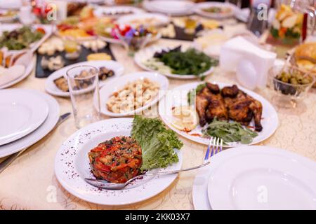 Fleisch und Snacks auf dem Tisch im Restaurant Stockfoto