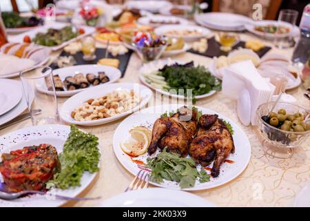 Fleisch und Snacks auf dem Tisch im Restaurant Stockfoto
