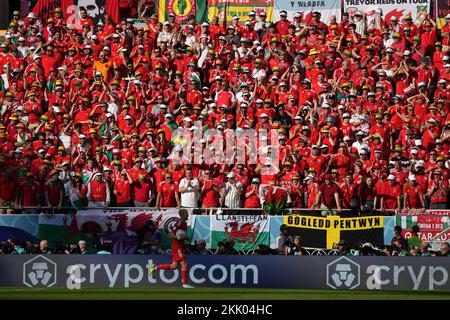 Wales-Fans schauen während des FIFA-Weltmeisterschaftsspiels Gruppe B im Ahmad bin Ali Stadium, Al-Rayyan, von der Tribüne aus zu. Foto: Freitag, 25. November 2022. Stockfoto