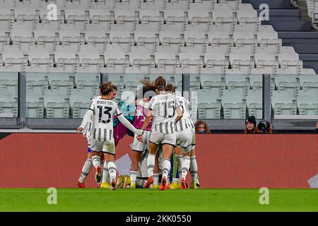 Turin, Italien. 24.. November 2022. Lineth Beerensteyn (18) von Juventus erzielt 1-0 Punkte beim Spiel der UEFA Women's Champions League zwischen Juventus und Arsenal im Juventus-Stadion in Turin. (Foto: Gonzales Photo/Alamy Live News Stockfoto