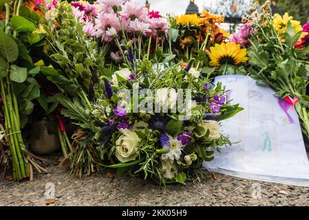 Blumengewähr vor den Toren von Sandringham, Norfolk, nach dem Tod Ihrer Majestät Königin Elizabeth die zweite gegen Sandringham, September 2022 Stockfoto