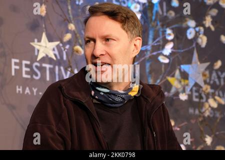 Hay Festival Winter Weekend, Hay on Wye, Powys, Wales, Großbritannien – Freitag, 25.. November 2022 – Luke Harding, Journalist und Autor, spricht über seine jüngsten Erfahrungen in der Ukraine, die über den Konflikt mit Russland berichtet haben. Foto Steven May/Alamy Live News Stockfoto