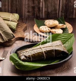 Traditionelle kolumbianische Tamales - eingewickelt in grüne Bananenblätter Stockfoto