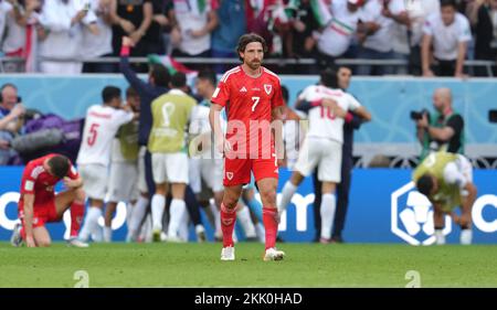 Joe Allen von Wales sieht nach dem Spiel der FIFA-Weltmeisterschaft Gruppe B im Ahmad bin Ali Stadium, Al-Rayyan, deprimiert aus. Foto: Freitag, 25. November 2022. Stockfoto