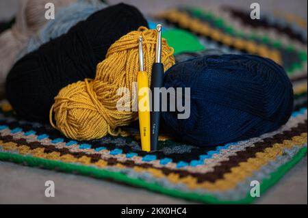 Bunte Garne und Häkelkunstwerke. Stockfoto