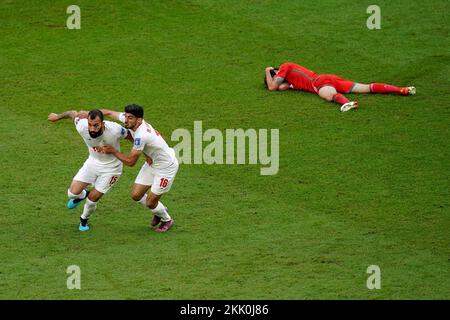 RoozbritCheshmi aus dem Iran feiert das Eröffnungstor mit Teamkollege Mehdi Torabi während des Spiels der Gruppe B der FIFA-Weltmeisterschaft im Ahmad bin Ali Stadium, Al-Rayyan. Foto: Freitag, 25. November 2022. Stockfoto