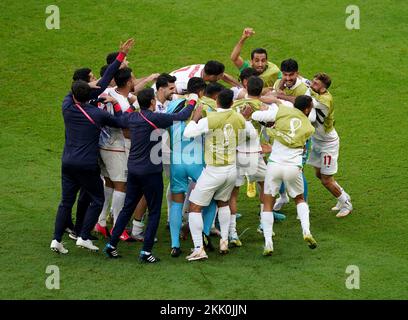 RoozbritCheshmi aus dem Iran feiert das Eröffnungstor mit Teamkollege Mehdi Torabi während des Spiels der Gruppe B der FIFA-Weltmeisterschaft im Ahmad bin Ali Stadium, Al-Rayyan. Foto: Freitag, 25. November 2022. Stockfoto