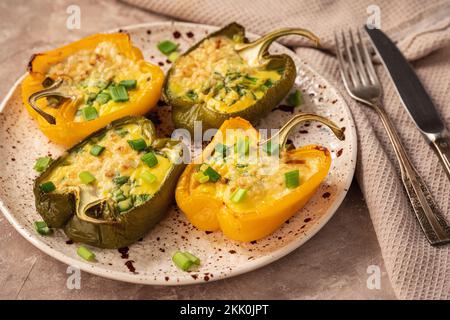 Keto Diät Gericht - Pfeffer gefüllt mit Eiern, Käse und Speck, im Ofen gebacken. Stockfoto