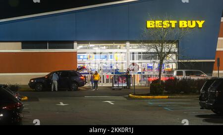 NORWALK, CT, USA - 25. NOVEMBER 2022: Besucher warten auf die Eröffnung von Best Buy am Black Friday nach Thanksgiving Day Stockfoto