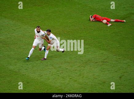 RoozbritCheshmi aus dem Iran feiert das Eröffnungstor mit Teamkollege Mehdi Torabi während des Spiels der Gruppe B der FIFA-Weltmeisterschaft im Ahmad bin Ali Stadium, Al-Rayyan. Foto: Freitag, 25. November 2022. Stockfoto