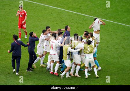 Der iranische Roozbritcheshmi feiert das Eröffnungstor seiner Mannschaftskameraden während des Spiels der Gruppe B der FIFA-Weltmeisterschaft im Ahmad bin Ali Stadium, Al-Rayyan. Foto: Freitag, 25. November 2022. Stockfoto