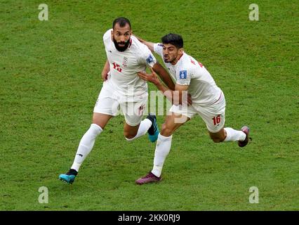 RoozbritCheshmi aus dem Iran feiert das Eröffnungstor mit Teamkollege Mehdi Torabi während des Spiels der Gruppe B der FIFA-Weltmeisterschaft im Ahmad bin Ali Stadium, Al-Rayyan. Foto: Freitag, 25. November 2022. Stockfoto