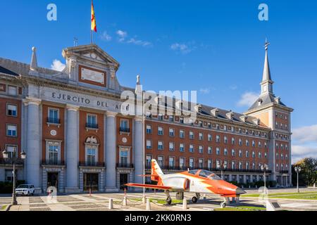 Hauptquartier der Luft- und Weltraumstreitkräfte (Ministerio del Aire) mit Maschinen der spanischen Luftwaffe C-101, Madrid, Spanien Stockfoto