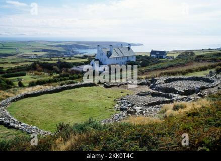 Ty Mawr East Hut Circles an den unteren Hängen des Holyhead Mountain, Anglesey, Großbritannien: Sehen Sie SW eines Anwesens aus der Eisenzeit mit 2 Rundhäusern in einem Hof. Stockfoto