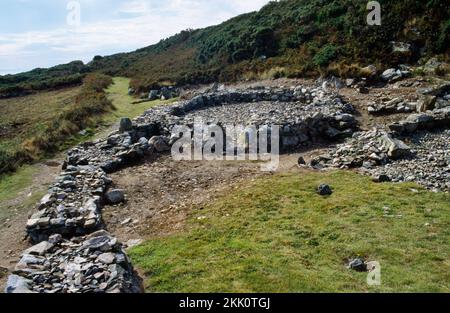 Ty Mawr East Hut Circle an den unteren Hängen des Holyhead Mountain, Anglesey, Großbritannien: Blick auf das W-Gebäude eines Anwesens aus der Eisenzeit mit 2 Rundhäusern innerhalb eines Bauernhofs. Stockfoto