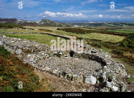 Ty Mawr East Hut Circle an den unteren Hängen des Holyhead Mountain, Anglesey, Großbritannien: Blick auf E eines Anwesens aus der Eisenzeit mit 2 Kreishäusern innerhalb eines Bauernhofs. Stockfoto