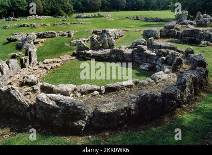 DIN Lligwy Hut Group, Anglesey, Wales, UK: Blick nach SE auf das Hauptroundhouse einer geschlossenen Siedlung aus der römischen Zeit. Stockfoto