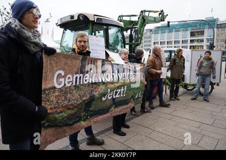 Hamburg, Deutschland. 25.. November 2022. Teilnehmer der Protestaktion der Arbeitsgemeinschaft bäuerliche Landwirtschaft (AbL) halten ein Banner in der Innenstadt. Die Landwirte verlangten eine transparente, gerechte und auf das Gemeinwohl ausgerichtete Verpachtung landwirtschaftlicher Flächen, die sich in öffentlicher Hand befinden. Kredit: Marcus Brandt/dpa/Alamy Live News Stockfoto