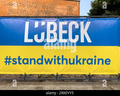 Banner auf der Straße Lübeck in Deutschland zur Unterstützung der Ukraine Stockfoto
