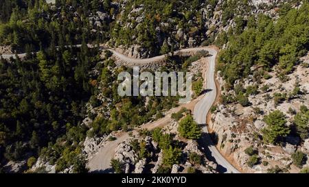 Luftaufnahme der kurvenreichen Straße in den Bergen der Türkei Stockfoto