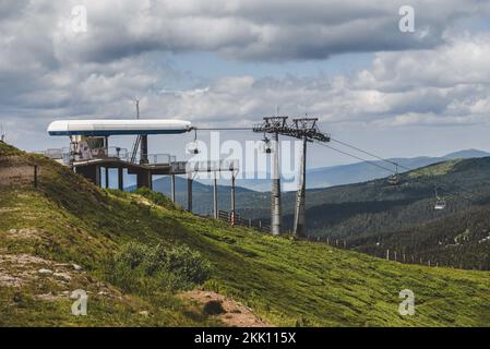 Sessellift-System im Sommer-Skigebiet Stockfoto