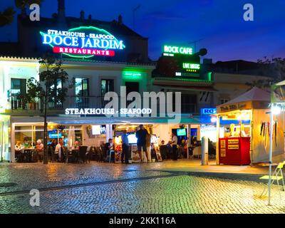 Nachtleben in Albufeira an der Algarve-Küste Portugals Stockfoto