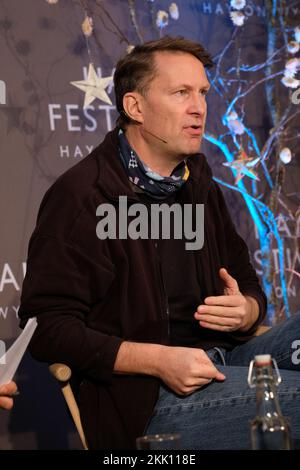 Hay Festival Winter Weekend, Hay on Wye, Powys, Wales, Großbritannien – Freitag, 25.. November 2022 – Luke Harding, Journalist und Autor, spricht über seine jüngsten Erfahrungen bei der Berichterstattung über den Krieg in der Ukraine – Photo Steven May / Alamy Live News Stockfoto