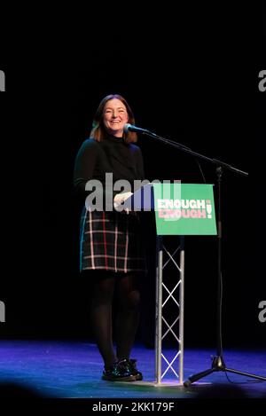 Emma Gracie spricht bei einer Protestkundgebung im Palace Theatre, Westcliff on Sea, Essex, Großbritannien. Protestieren gegen Sparmaßnahmen. Krankenschwester Stockfoto