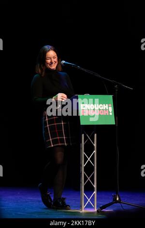 Emma Gracie spricht bei einer Protestkundgebung im Palace Theatre, Westcliff on Sea, Essex, Großbritannien. Protestieren gegen Sparmaßnahmen. Krankenschwester Stockfoto