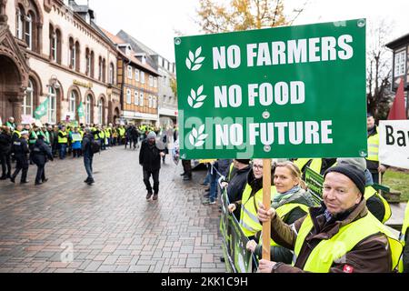 Goslar, Deutschland. 25.. November 2022. Ein Teilnehmer einer menschlichen Bauernkette in der Innenstadt von Goslar hält ein Schild mit der Aufschrift „No Farmers, No Food, No Future“. Die Landwirte möchten ihre Situation mit verschiedenen Maßnahmen während der Konferenz der Umweltminister hervorheben. Kredit: Michael Matthey/dpa/Alamy Live News Stockfoto