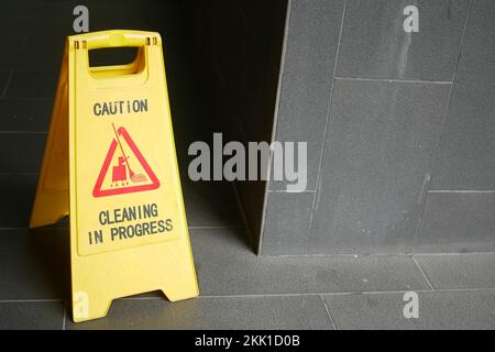 Achtung: Beschilderung für feuchten Boden auf dem Büroboden Stockfoto