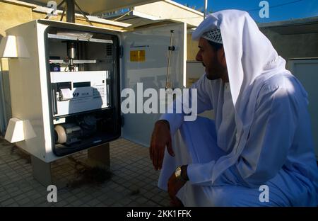 Dubai UAE man Using Machinery Monitoring Air Pollution Stockfoto