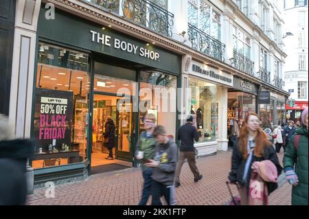 New Street, Birmingham, 25. November 2022. - Rabatte von bis zu 50 Prozent im Bodyshop im Stadtzentrum von Birmingham am Black Friday. PIC by Credit: Stop Press Media/Alamy Live News Stockfoto