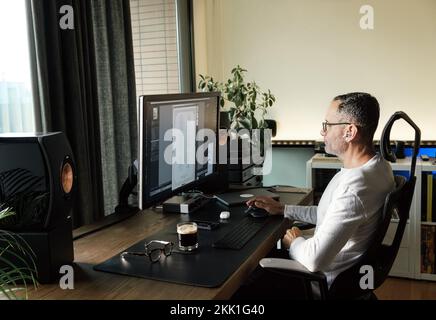 Menschen, die von zu Hause aus arbeiten. Stockfoto