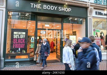 New Street, Birmingham, 25. November 2022. - Rabatte von bis zu 50 Prozent im Bodyshop im Stadtzentrum von Birmingham am Black Friday. PIC by Credit: Stop Press Media/Alamy Live News Stockfoto