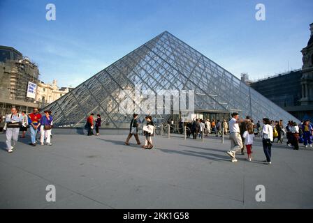 Paris Frankreich Louvre Pei Pyramide und Besucher Stockfoto