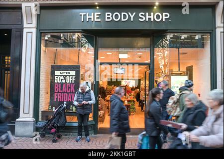 New Street, Birmingham, 25. November 2022. - Ein Mann wartet vor dem Body Shop im Stadtzentrum von Birmingham, während seine Familie am Black Friday die Deals dort ansieht. PIC by Credit: Stop Press MediaAlamy Live News Stockfoto