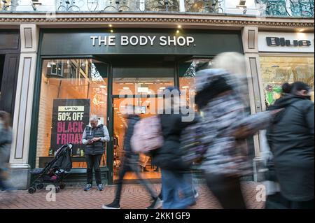 New Street, Birmingham, 25. November 2022. - Ein Mann wartet vor dem Body Shop im Stadtzentrum von Birmingham, während seine Familie am Black Friday die Deals dort ansieht. PIC by Credit: Stop Press MediaAlamy Live News Stockfoto